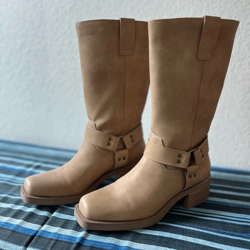 Coconuts by Matisse “Autumn” Boots in Natural. Women’s Size 7.